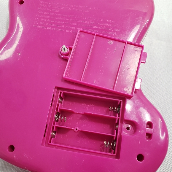 🌞SOLD🌞Barney The Dinosaur Purple Musical Toy Guitar Jakks Pacific 17 Inch 2007 - Picture 7 of 9